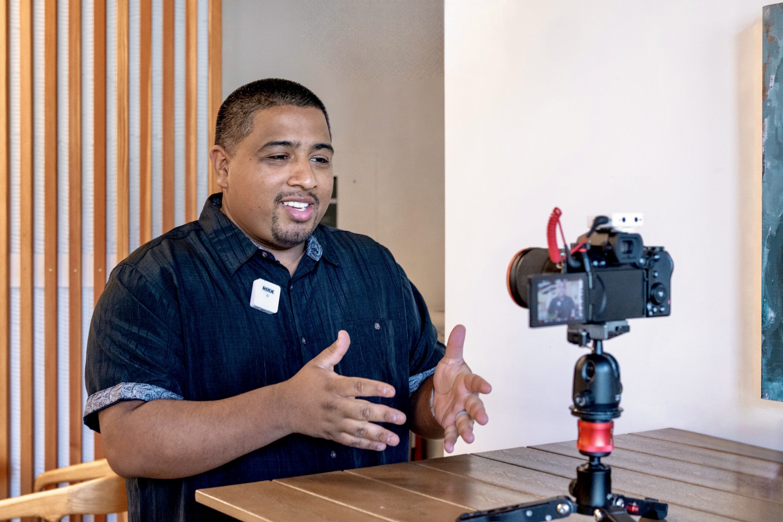 Mexican Male YouTuber speaking to the camera